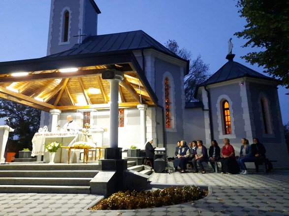 Dan zahvale za primljene milosti i Marijanska procesija za život u Župi Uznesenja BDM u Molvama